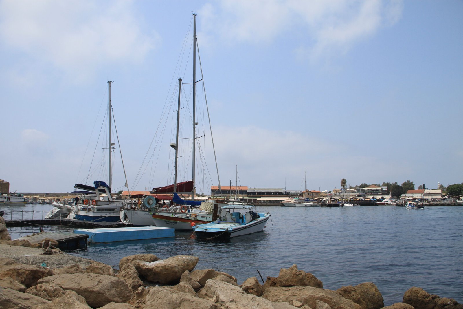 סירות בנמל פאפוס העתיק בקפריסין