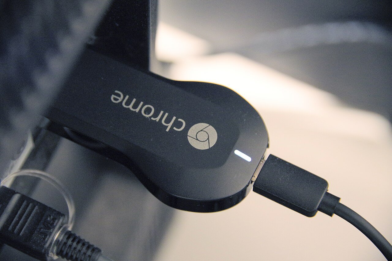 מתאם Chromecast מחובר לכניסת HDMI בטלוויזיה