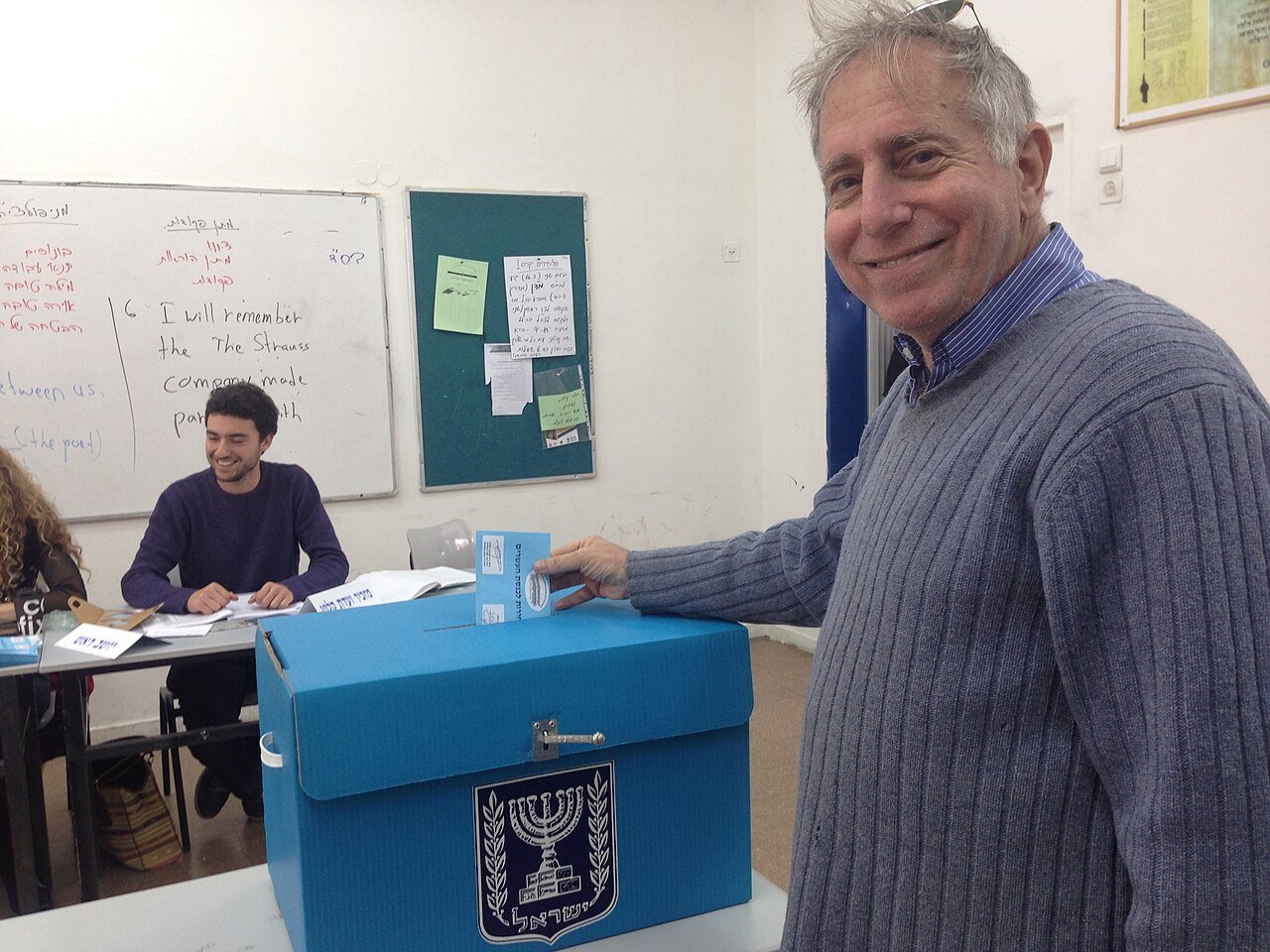קלפי בחירות בישראל עם פתקי הצבעה