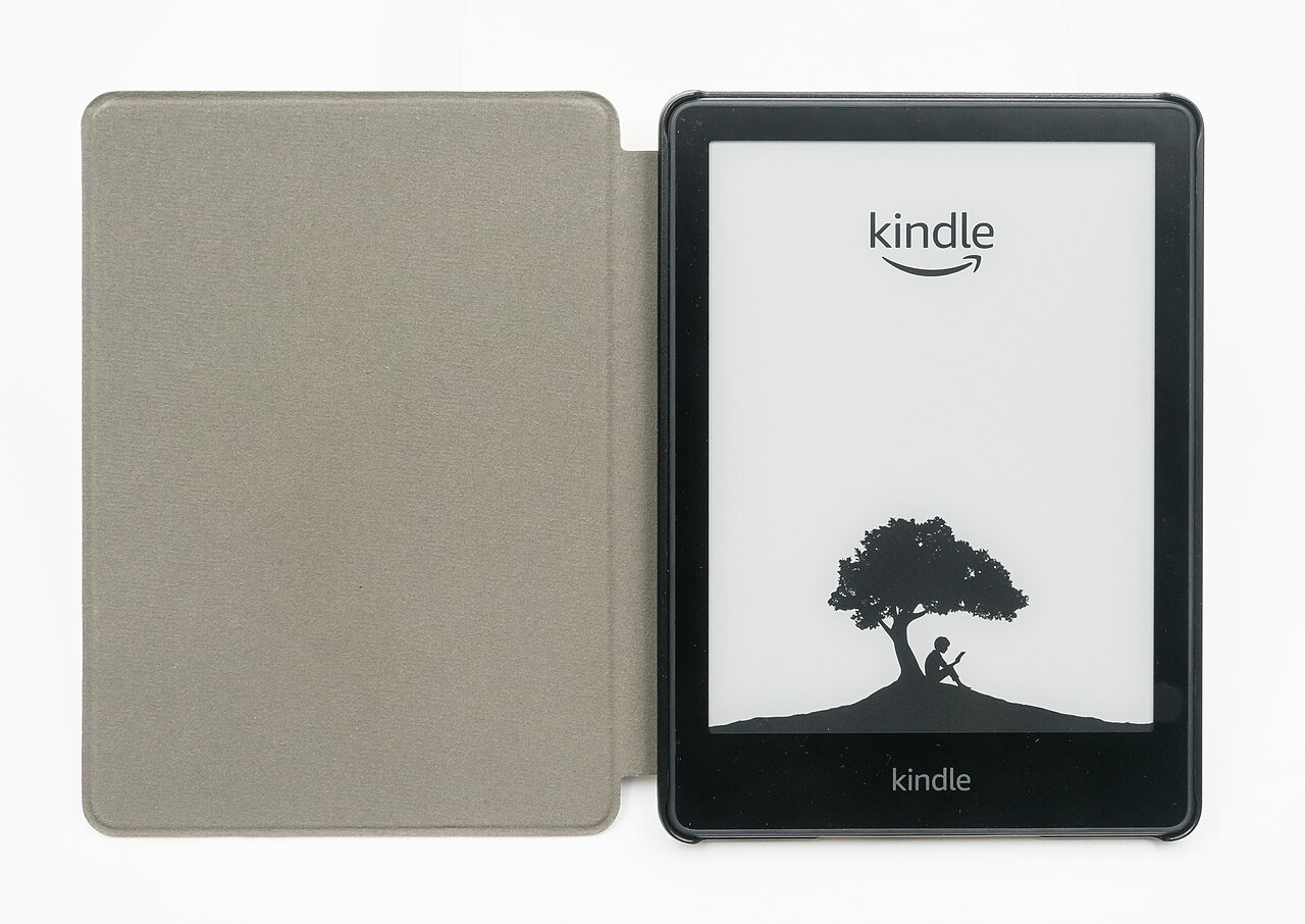 קורא ספרים אלקטרוני Kindle Paperwhite בתוך כיסוי פתוח — קורא ספרים אלקטרוני מומלץ