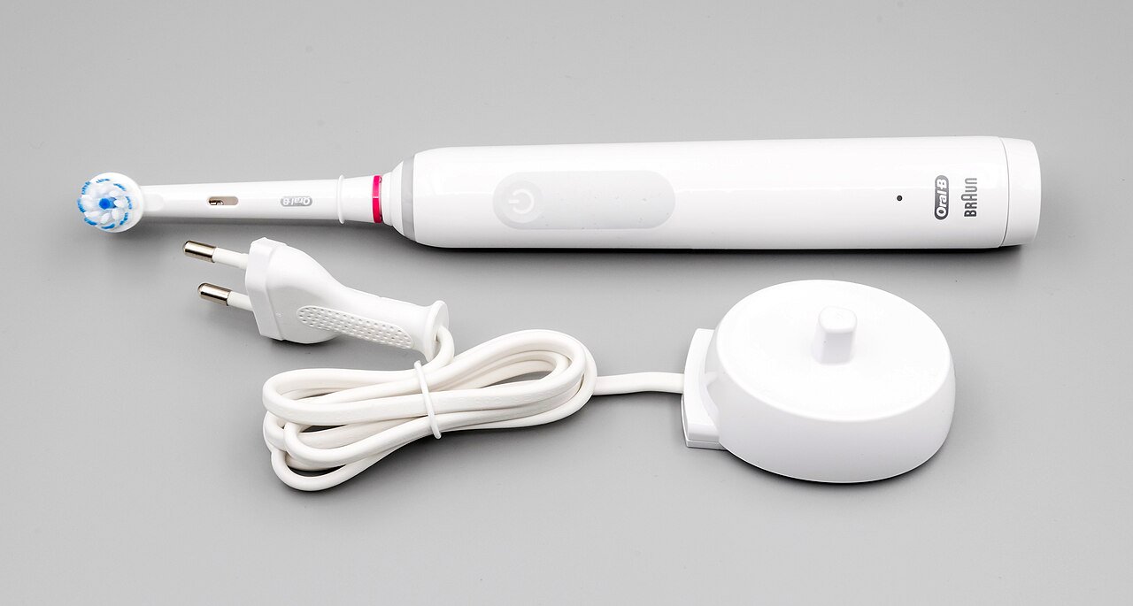 מברשת שיניים חשמלית Oral-B עם בסיס טעינה — מברשת שיניים חשמלית מומלצת
