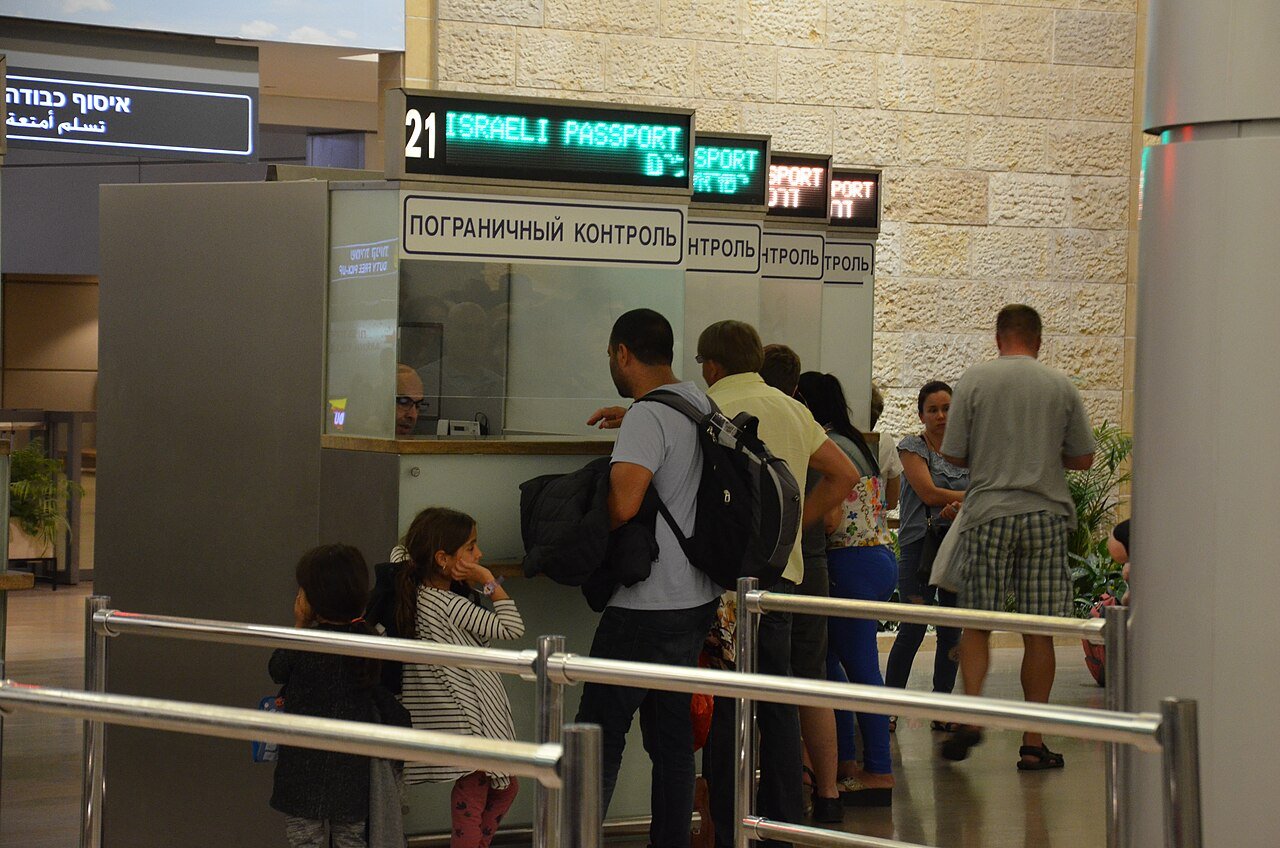 נוסעים בביקורת הדרכונים בנמל התעופה בן גוריון