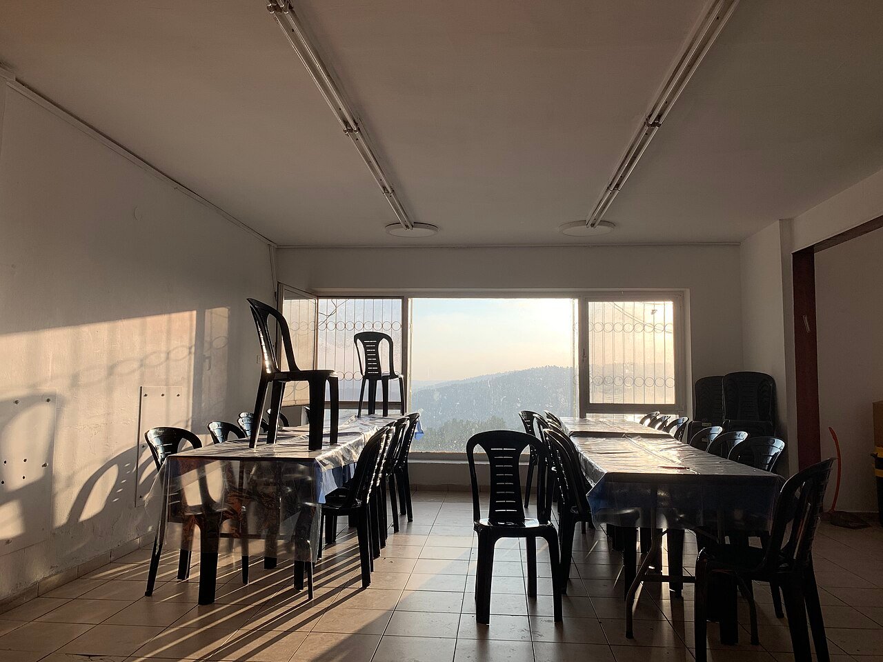 כיתה ריקה בבית ספר בירושלים, הכיסאות הפוכים על השולחנות